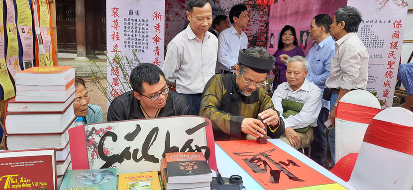 Hoạt động viết thư pháp