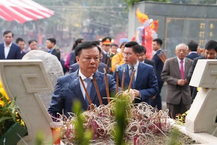 Bí thư Thành ủy Đinh Tiến Dũng dâng hương tại đền thờ Hoàng đế Quang Trung tại Di tích Quốc gia đặc biệt Gò Đống Đa. Ảnh: Lại Tấn