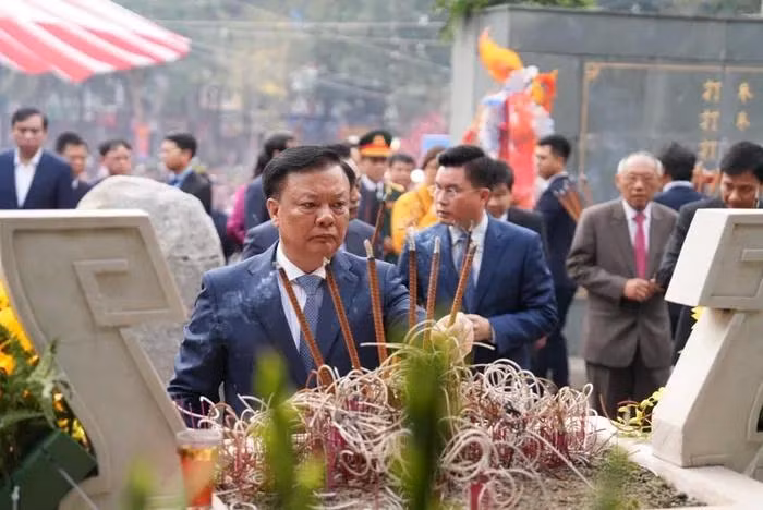 Bí thư Thành ủy Đinh Tiến Dũng dâng hương tại đền thờ Hoàng đế Quang Trung tại Di tích Quốc gia đặc biệt Gò Đống Đa. Ảnh: Lại Tấn