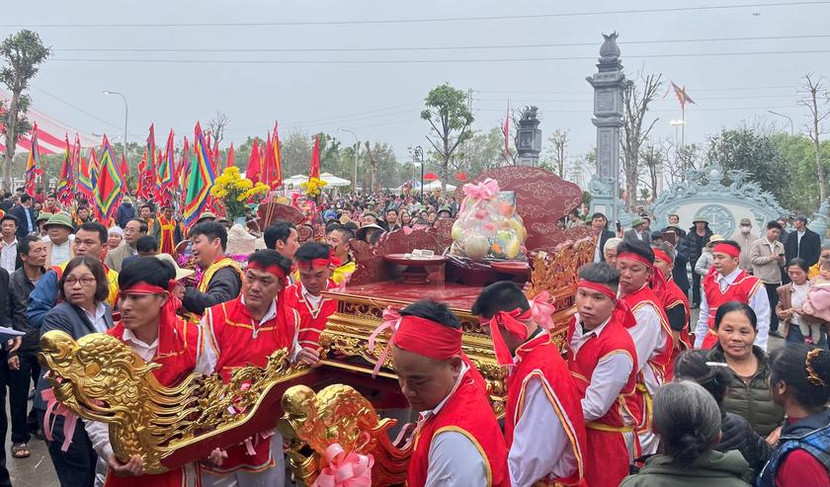 Nghi lễ rước kiệu tại lễ hội Tản Viên Sơn Thánh