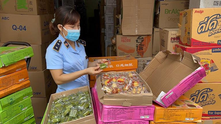 Hàng chục nghìn bánh trung thu không rõ nguồn gốc giá rẻ bị tạm giữ Hàng chục nghìn bánh trung thu không rõ nguồn gốc giá rẻ bị tạm giữ