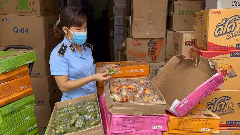 Hàng chục nghìn bánh trung thu không rõ nguồn gốc giá rẻ bị tạm giữ Hàng chục nghìn bánh trung thu không rõ nguồn gốc giá rẻ bị tạm giữ