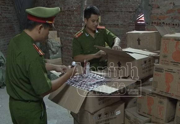 Lại đồ chơi trẻ em, mỹ phẩm không nguồn gốc đổ hàng về Hà Nội ảnh 2