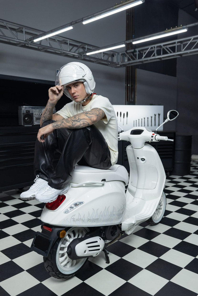Justin Bieber bên chiếc Vespa do anh thiết kế