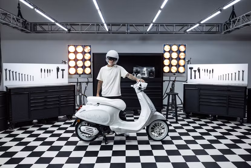 Đơn sắc chính là điểm nhấn phong cách để phân biệt mẫu xe Vespa được Bieber in dấu