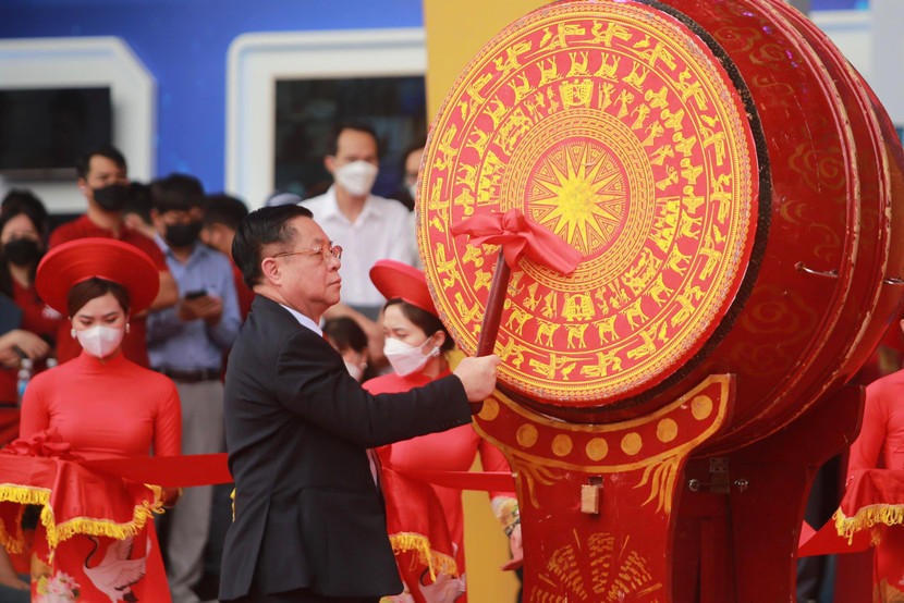 Bí thư Trung ương Đảng, Trưởng ban Tuyên giáo Trung ương Nguyễn Trọng Nghĩa đánh trống khai mạc ngày hội Bí thư Trung ương Đảng, Trưởng ban Tuyên giáo Trung ương Nguyễn Trọng Nghĩa đánh trống khai mạc ngày hội