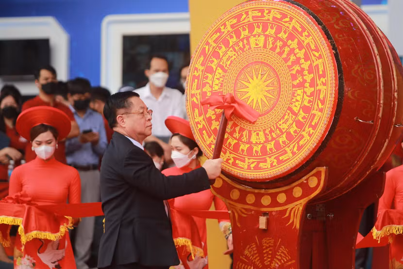 Bí thư Trung ương Đảng, Trưởng ban Tuyên giáo Trung ương Nguyễn Trọng Nghĩa đánh trống khai mạc ngày hội Bí thư Trung ương Đảng, Trưởng ban Tuyên giáo Trung ương Nguyễn Trọng Nghĩa đánh trống khai mạc ngày hội