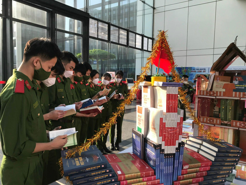 Học viên các trường CAND tại một gian trưng bày sách Học viên các trường CAND tại một gian trưng bày sách