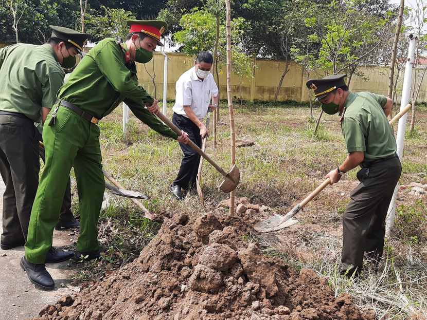 Các đại biểu trồng cây lưu niệm trong khuôn viên nhà trường Các đại biểu trồng cây lưu niệm trong khuôn viên nhà trường