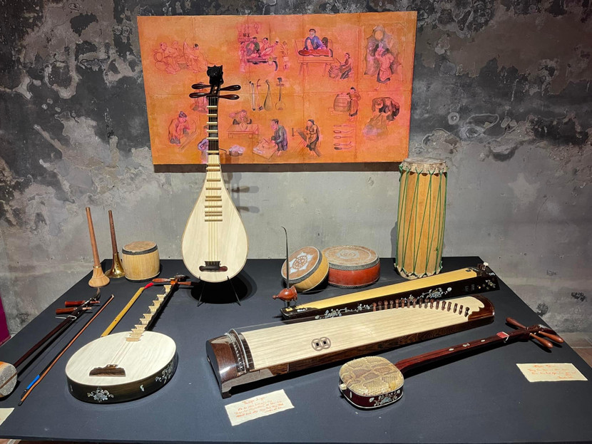 Một góc triển lãm tại Đình Kim Ngân, 42-44 Hàng Bạc, Hà Nội Một góc triển lãm tại Đình Kim Ngân, 42-44 Hàng Bạc, Hà Nội