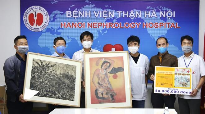 Đại diện Báo An ninh Thủ đô, Công ty Indochine Art trao tặng 50 triệu đồng cùng 2 tác phẩm nghệ thuật cho Bệnh viện Thận Hà Nội