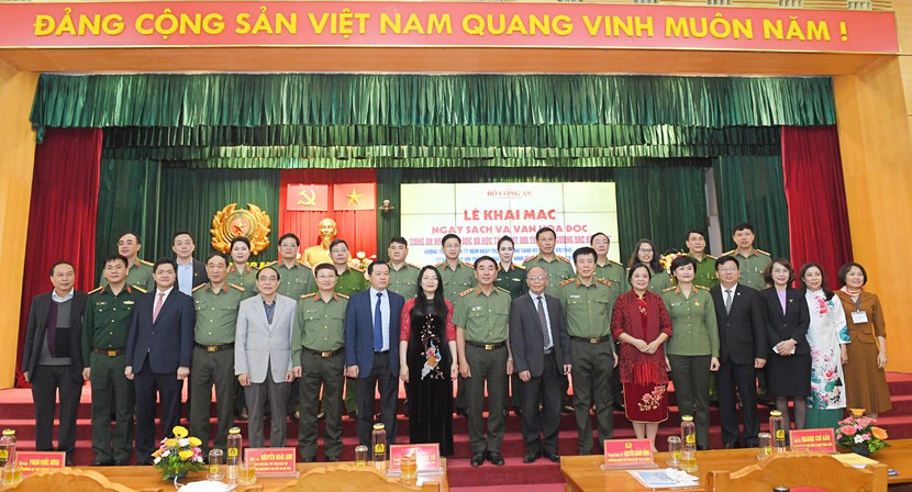 Các đại biểu chụp ảnh lưu niệm tại buổi lễ Các đại biểu chụp ảnh lưu niệm tại buổi lễ