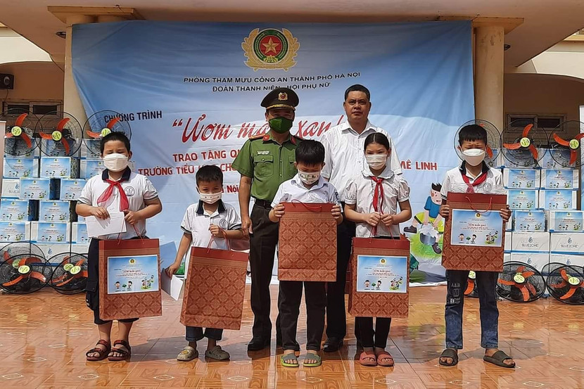 Ban tổ chức trao 5 suất quà cho 5 em học sinh có hoàn cảnh khó khăn của nhà trường Ban tổ chức trao 5 suất quà cho 5 em học sinh có hoàn cảnh khó khăn của nhà trường