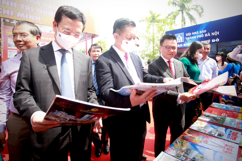 Các đại biểu tham quan gian trưng bày của Hội Nhà báo thành phố Hà Nội Các đại biểu tham quan gian trưng bày của Hội Nhà báo thành phố Hà Nội