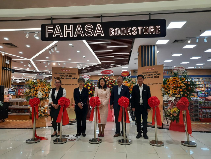 Ông Nguyễn An Tiêm, Phó Chủ tịch Hội Xuất bản Việt Nam và các đại biểu cắt băng khai mạc nhà sách Fahasa Long Biên, một trong những địa điểm sẽ tổ chức các hoạt động chào hè 2022