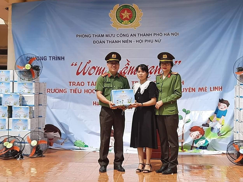 Các món quà ý nghĩa đã được Phòng Tham mưu Công an thành phố Hà Nội trao tới trường Tiểu học Chu Phan, Mê Linh Các món quà ý nghĩa đã được Phòng Tham mưu Công an thành phố Hà Nội trao tới trường Tiểu học Chu Phan, Mê Linh