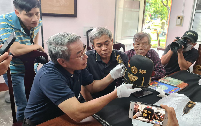 Các nhà nghiên cứu đang tiến hành quá trình thẩm định cổ vật Các nhà nghiên cứu đang tiến hành quá trình thẩm định cổ vật