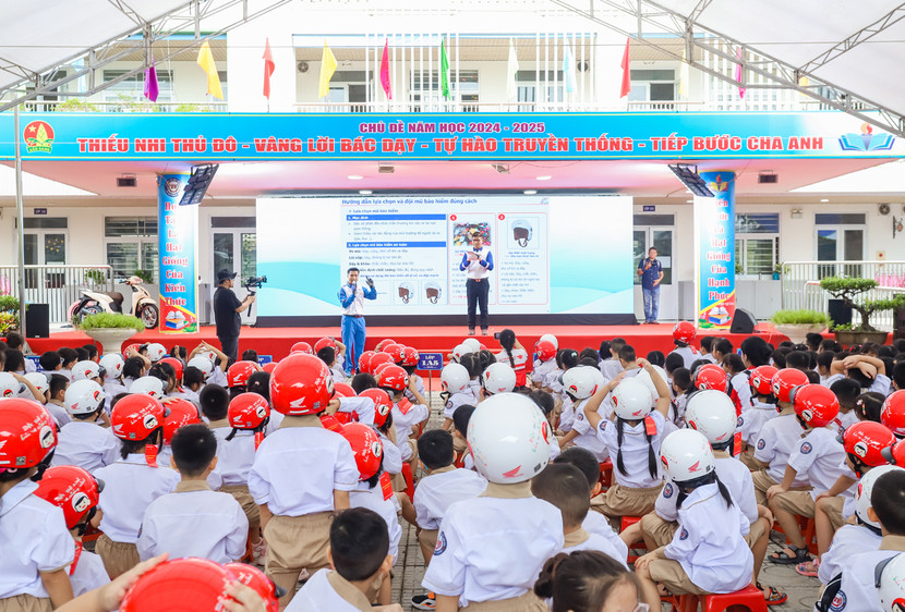Trao tặng mũ bảo hiểm cho học sinh lớp 1 năm học 2024 - 2025