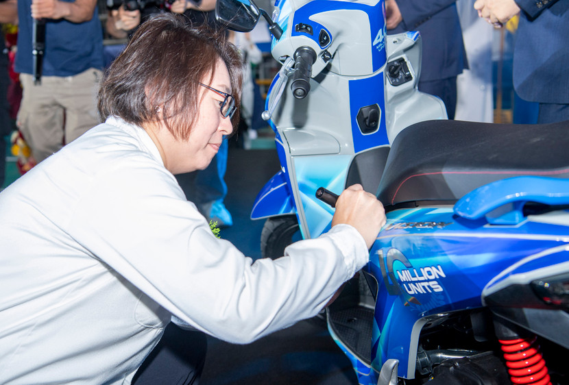 Bà Sayaka Arai - Tổng Giám đốc Công ty Honda Việt Nam ký lên chiếc xe thứ 40 triệu Bà Sayaka Arai - Tổng Giám đốc Công ty Honda Việt Nam ký lên chiếc xe thứ 40 triệu