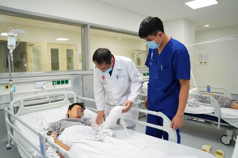 Bệnh nhân bị bỏng do bếp ga mini phát nổ đang điều trị tại Bệnh viện 108