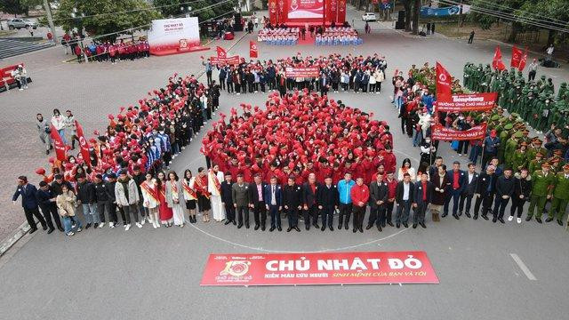 Ban tổ chức thực hiện chương trình xếp hình Giọt máu nghĩa tình