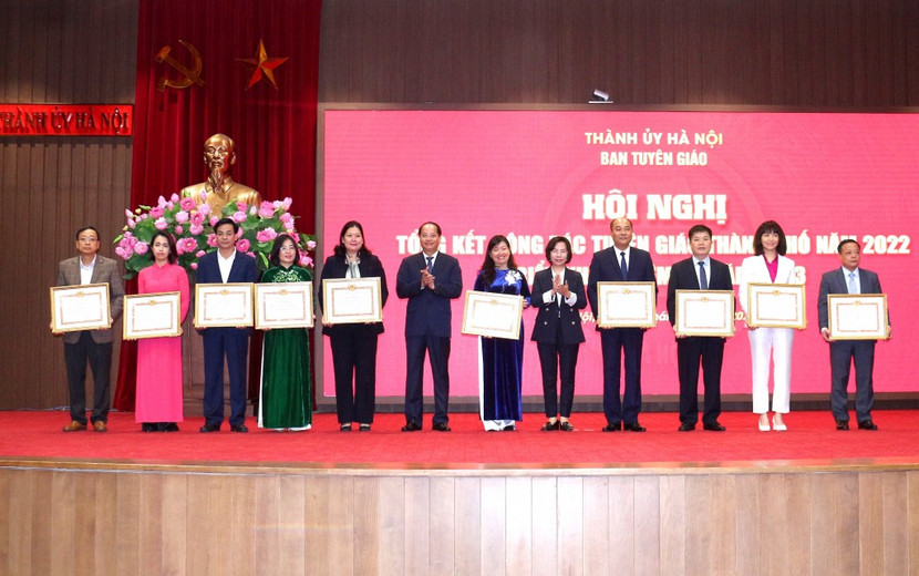 Trưởng Ban Tuyên giáo Thành ủy Nguyễn Doãn Toản và Bí thư Quận ủy Thanh Xuân Bùi Huyền Mai trao Bằng khen cho các tập thể tại hội nghị