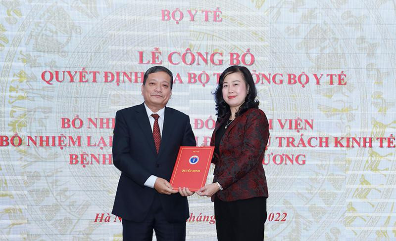 Bộ trưởng Bộ Y tế Đào Hồng Lan trao quyết định bổ nhiệm cho TS Đinh Văn Lượng (Ảnh: Trần Minh) Bộ trưởng Bộ Y tế Đào Hồng Lan trao quyết định bổ nhiệm cho TS Đinh Văn Lượng (Ảnh: Trần Minh)