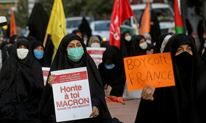 Người Iran kêu gọi tẩy chay Pháp bên ngoài Đại sứ quán Pháp ở Tehran ngày 28-10