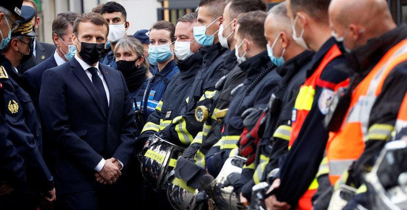 Tổng thống Pháp Emmanuel Macron thăm hiện trường vụ tấn công khủng bố ở gần nhà thờ Basilica of Notre-Dame de Nice ở Nice hôm 29-10