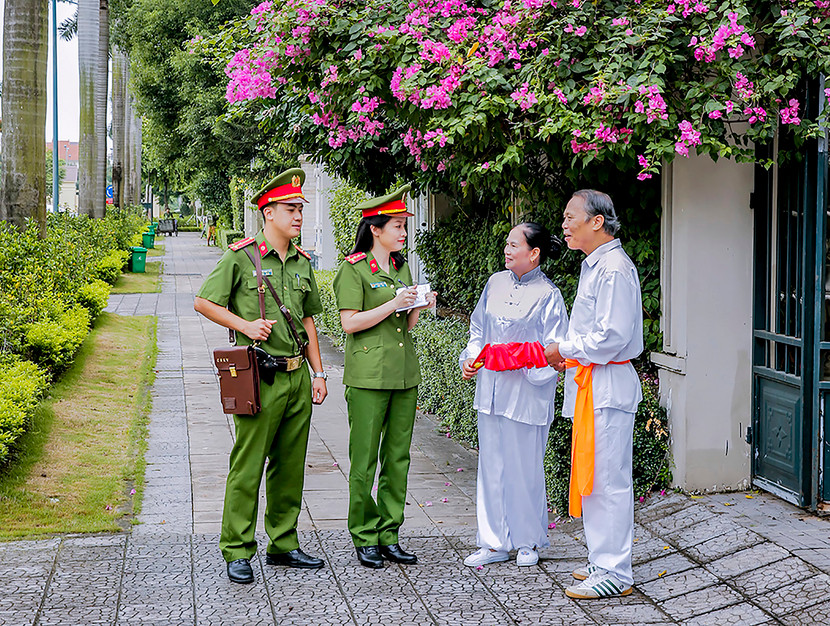 Mỗi cán bộ, chiến sĩ Công an thực sự là một chiến sĩ tiên phong trên mặt trận dân vận của Đảng, của lực lượng Công an nhân dân Mỗi cán bộ, chiến sĩ Công an thực sự là một chiến sĩ tiên phong trên mặt trận dân vận của Đảng, của lực lượng Công an nhân dân