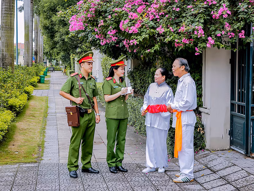 Mỗi cán bộ, chiến sĩ Công an thực sự là một chiến sĩ tiên phong trên mặt trận dân vận của Đảng, của lực lượng Công an nhân dân Mỗi cán bộ, chiến sĩ Công an thực sự là một chiến sĩ tiên phong trên mặt trận dân vận của Đảng, của lực lượng Công an nhân dân