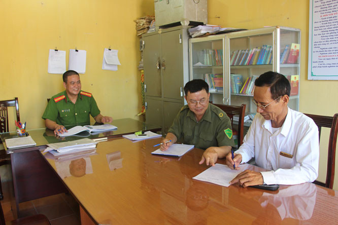 Công an xã Quảng Bị (huyện Chương Mỹ, Hà Nội) hướng dẫn người dân về thủ tục hành chính Công an xã Quảng Bị (huyện Chương Mỹ, Hà Nội) hướng dẫn người dân về thủ tục hành chính