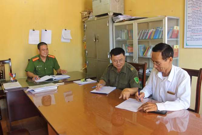 Công an xã Quảng Bị (huyện Chương Mỹ, Hà Nội) hướng dẫn người dân về thủ tục hành chính Công an xã Quảng Bị (huyện Chương Mỹ, Hà Nội) hướng dẫn người dân về thủ tục hành chính