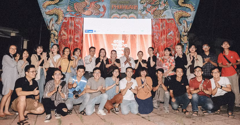 Đạo diễn Lê Mỹ Cường (ngồi giữa hàng đầu) cùng các nghệ sĩ, các bạn trẻ trong nhóm tổ chức buổi chiếu phim tại Cần Thơ ngày 28-10