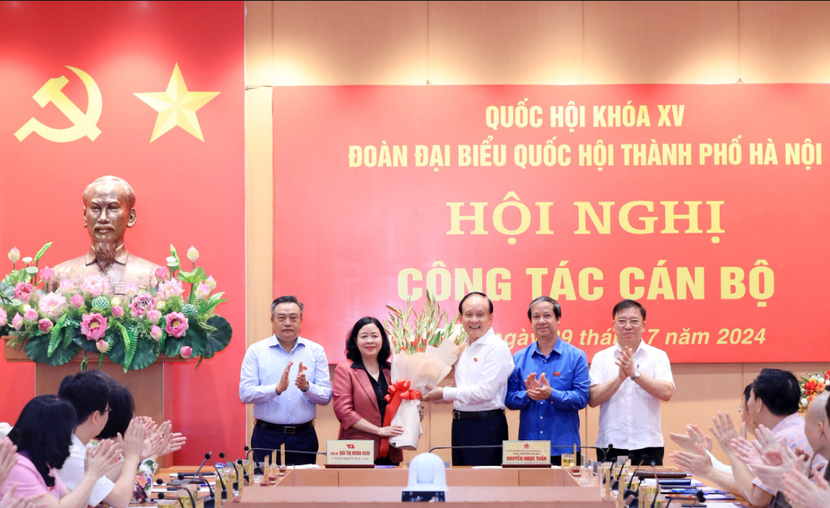 Các đại biểu chúc mừng đồng chí Bùi Thị Minh Hoài được bầu làm Trưởng đoàn ĐBQH Hà Nội Các đại biểu chúc mừng đồng chí Bùi Thị Minh Hoài được bầu làm Trưởng đoàn ĐBQH Hà Nội