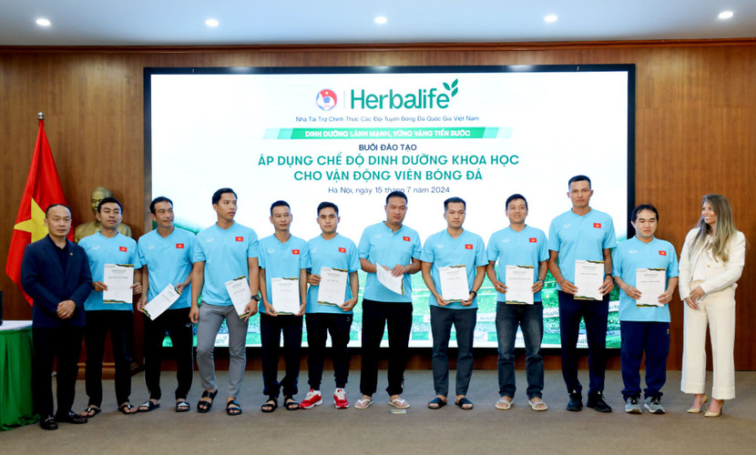 Tiến sĩ Dana Ryan (áo trắng, ngoài cùng) đào tạo về dinh dưỡng cho đại diện các CLB bóng đá