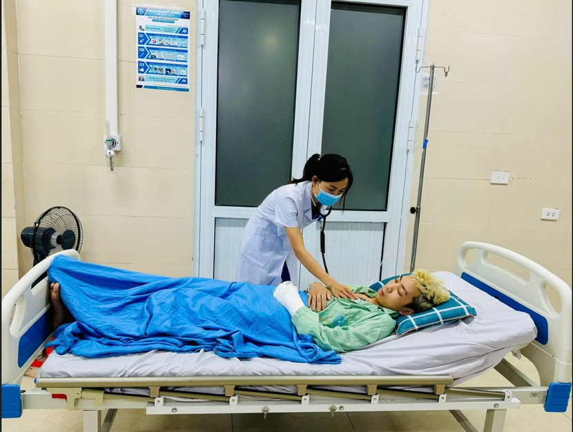 Bác sĩ BVĐK Hà Đông thăm khám cho bệnh nhân tại khoa Gây mê hồi sức Bác sĩ BVĐK Hà Đông thăm khám cho bệnh nhân tại khoa Gây mê hồi sức