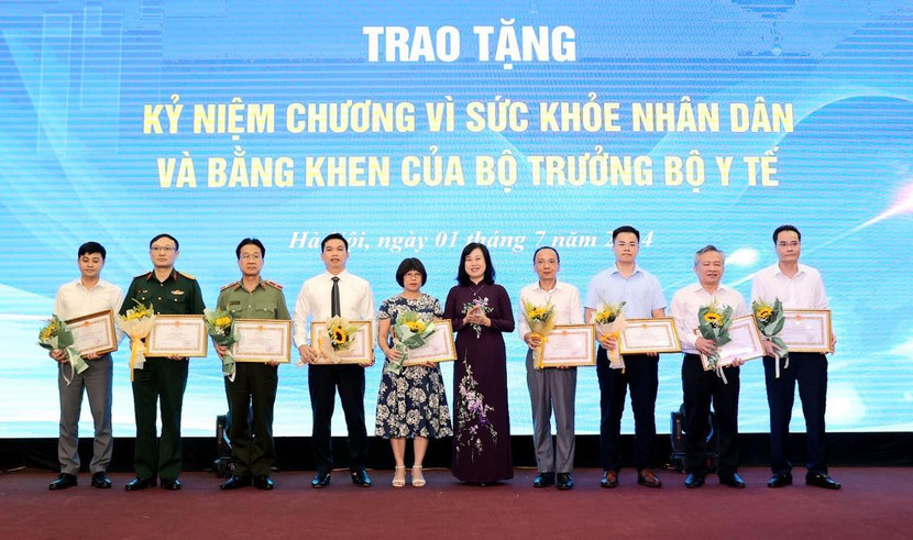Trao tặng Bằng khen của Bộ trưởng Y tế cho các cá nhân, tập thể Trao tặng Bằng khen của Bộ trưởng Y tế cho các cá nhân, tập thể