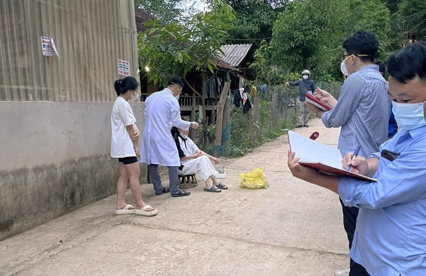 Lấy mẫu xét nghiệm những người tiếp xúc gần với bệnh nhân tử vong (Ảnh: Báo Nghệ An) Lấy mẫu xét nghiệm những người tiếp xúc gần với bệnh nhân tử vong (Ảnh: Báo Nghệ An)