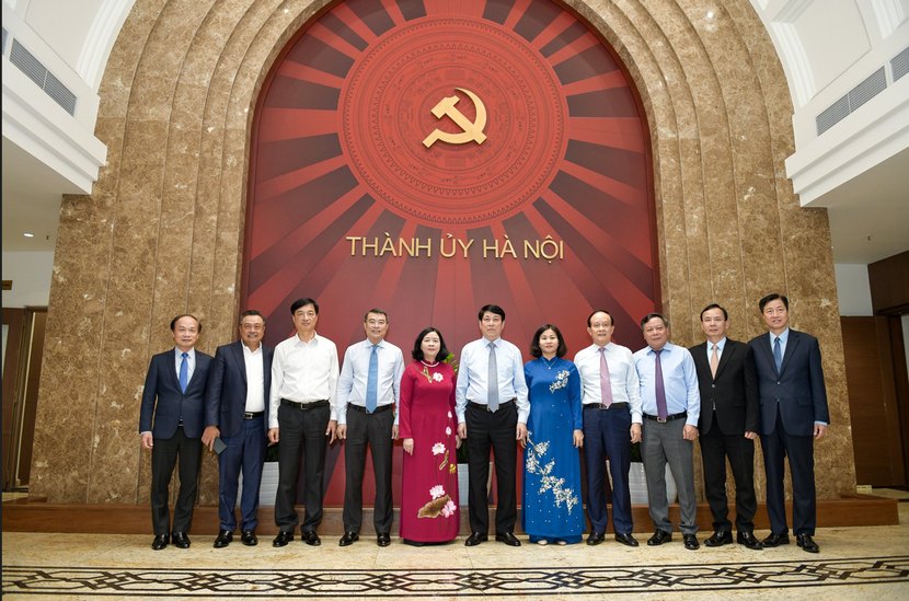 Tân Bí thư Thành ủy Hà Nội Bùi Thị Minh Hoài chụp ảnh cùng lãnh đạo Trung ương và các đồng chí trong Thường trực Thành ủy
