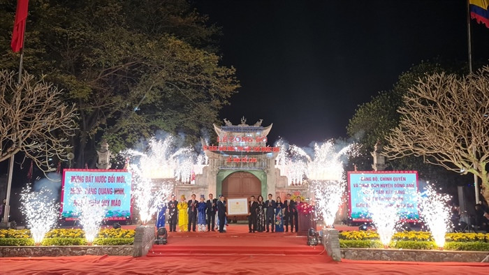 Thứ trưởng Bộ Văn hóa Thể thao Du lịch Hoàng Đạo Cương trao Bằng công nhận Di sản văn hóa phi vật thể cấp quốc gia Lễ hội Cổ Loa