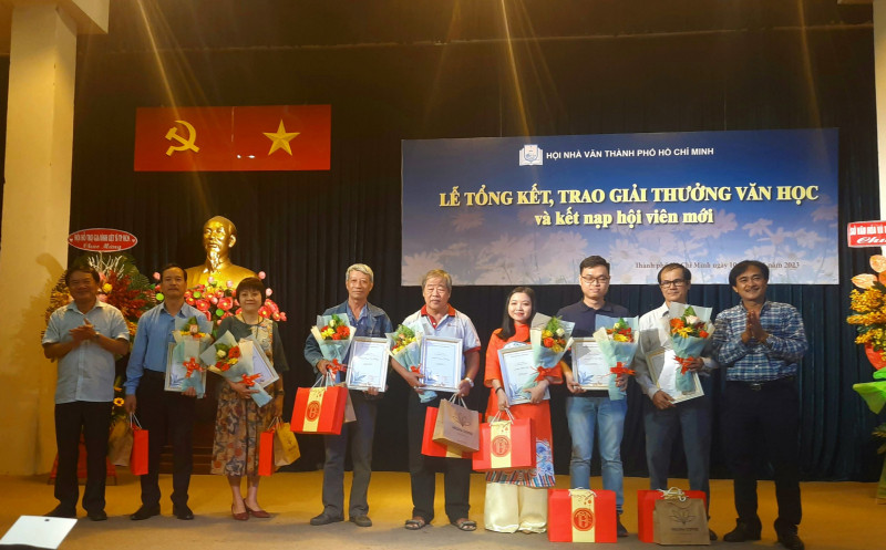 Nhà văn Bùi Anh Tấn, Phó Chủ tịch Hội Nhà văn TP Hồ Chí Minh và nhà thơ Phan Hoàng trao tặng giải thưởng của Hội cho các tác giả.