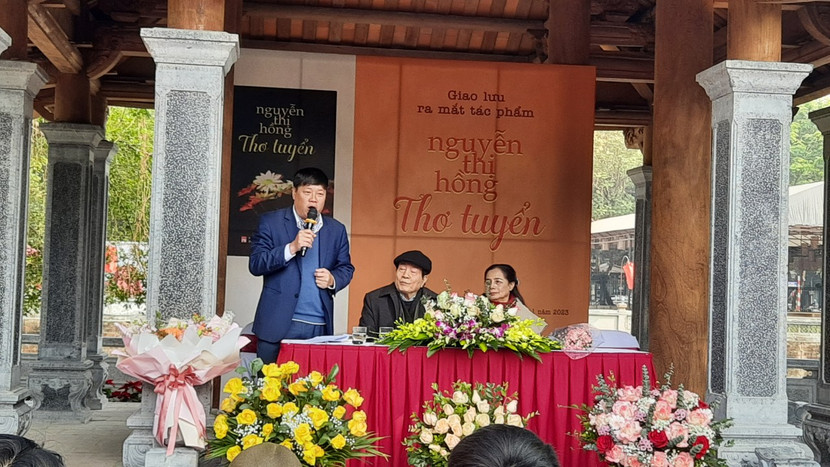 Buổi ra mắt tuyển thơ Nguyễn Thị Hồng diễn ra tai Hồ Văn, Hà Nội