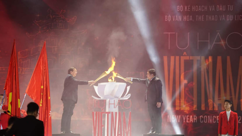 Bộ trưởng Bộ Kế hoạch và Đầu tư Nguyễn Chí Dũng và Thứ trưởng Bộ Văn hóa - Thể thao và Du lịch Tạ Quang Đông cùng thắp lên ngọn đuốc tại sự kiện