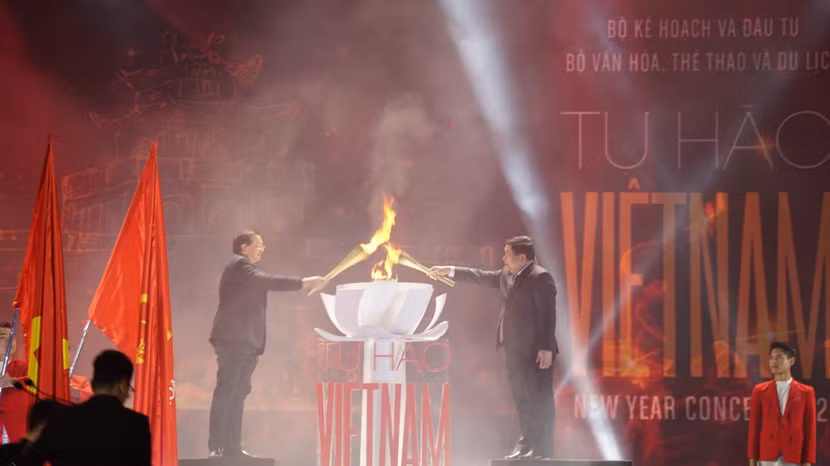 Bộ trưởng Bộ Kế hoạch và Đầu tư Nguyễn Chí Dũng và Thứ trưởng Bộ Văn hóa - Thể thao và Du lịch Tạ Quang Đông cùng thắp lên ngọn đuốc tại sự kiện