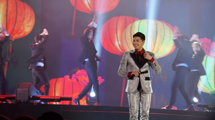 Ca sĩ Noo Phước Thịnh biểu diễn trong chương trình