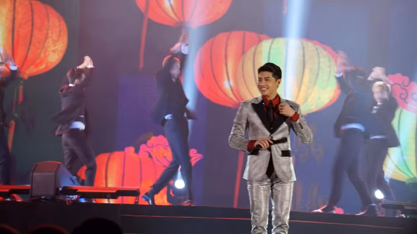 Ca sĩ Noo Phước Thịnh biểu diễn trong chương trình