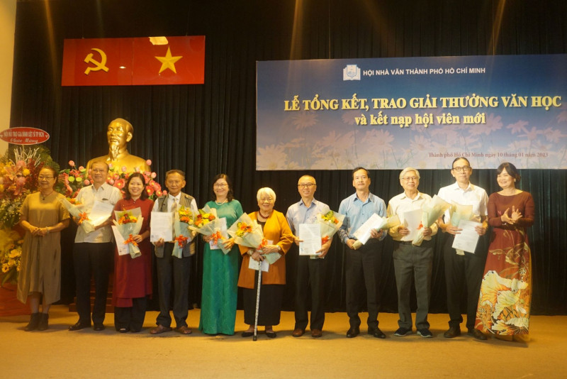 Đạo diễn Xuân Phượng (người thứ 6 từ trái sang) và các nhà văn, dịch giả, nhà phê bình được kết nạp vào Hội Nhà văn TP Hồ Chí Minh