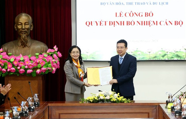 Thứ trưởng Bộ Văn hóa, Thể thao và Du lịch Trịnh Thị Thủy trao quyết định cho ông Nguyễn Anh Vũ. Ảnh: Trần Huấn