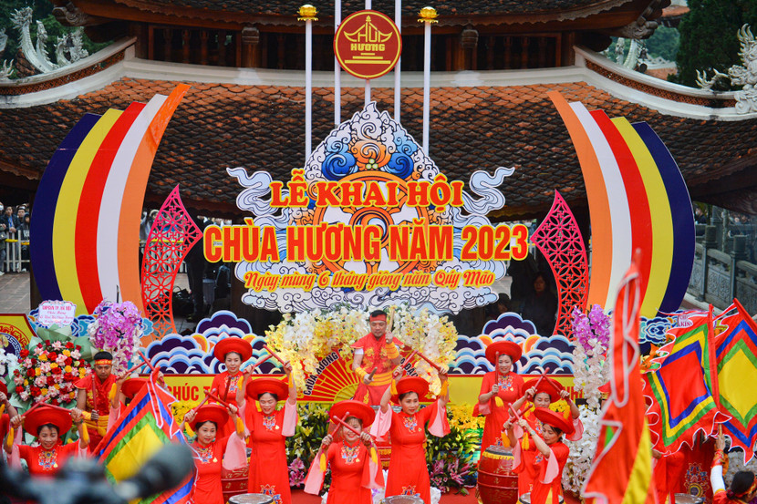 Màn đánh trống khai hội chùa Hương sáng nay. Ảnh: Đình Huy